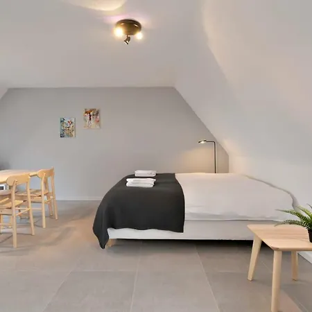 Huswell - Cozy And Roomy With A Homely Feel Apartment