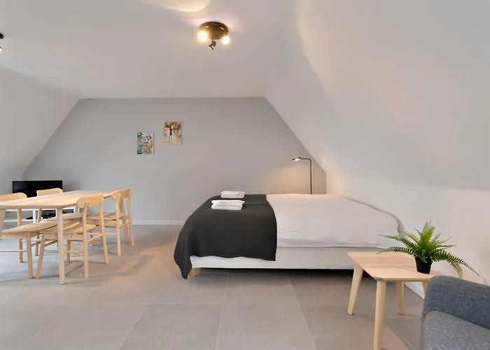 Huswell - Cozy And Roomy With A Homely Feel Apartment